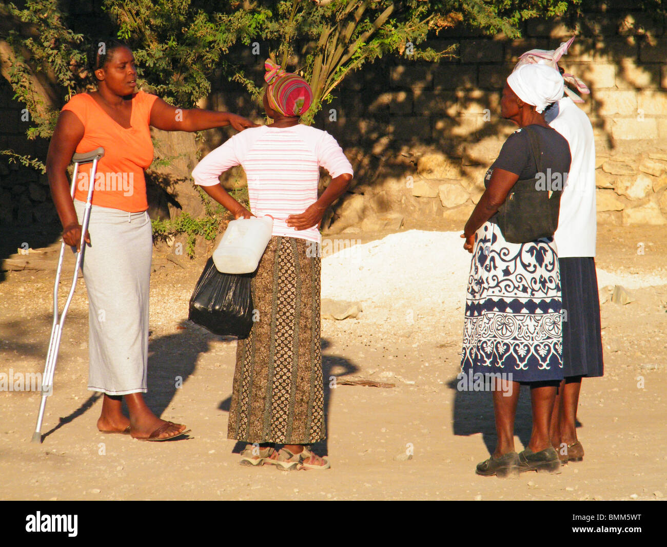 Frauen Chat in den frühen Morgenstunden, Gonaives, Haiti Stockfoto