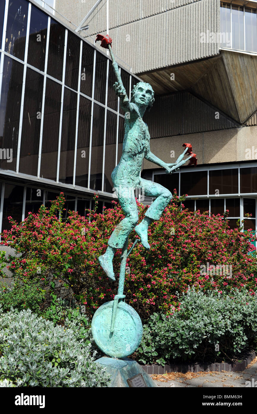 Der Jongleur Statue Skulptur von Helen Collis außerhalb Hove Rathaus Brighton Sussex UK Stockfoto