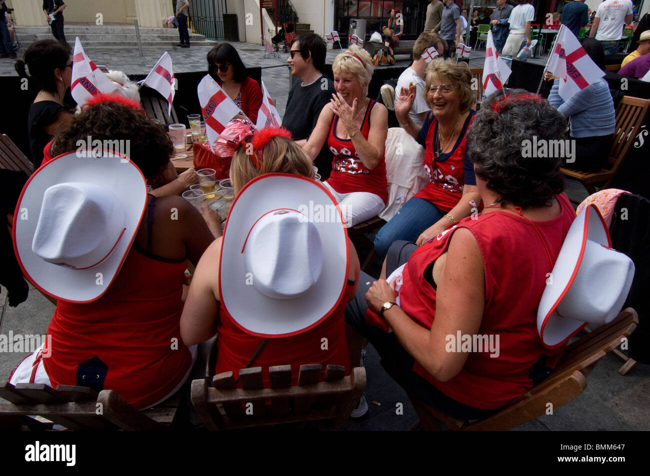 Ältere Frauen England Fans trinken in Brighton vor dem ersten England-Spiel der WM 2010 Stockfoto