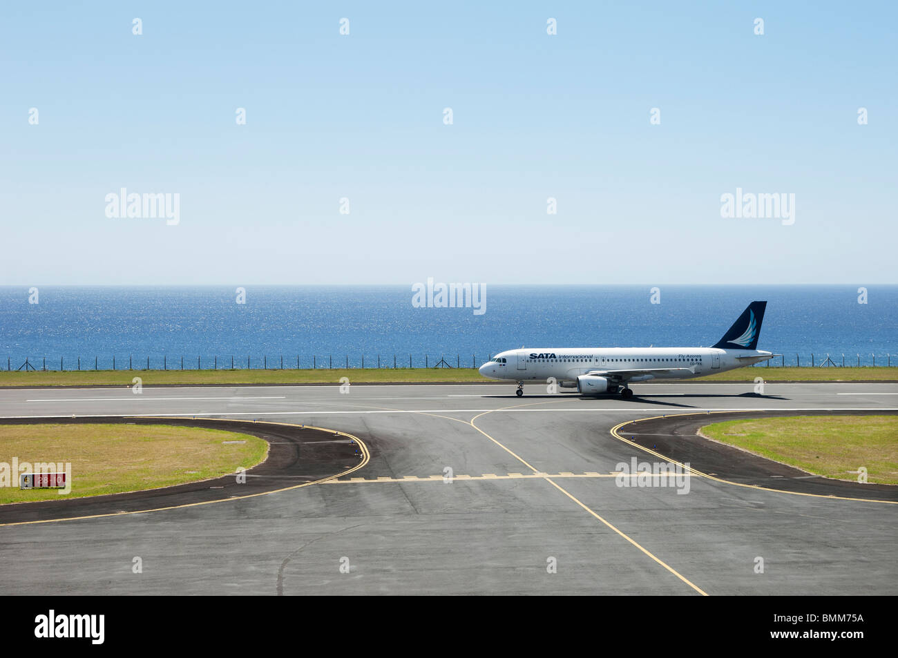 Jetliner Sata International bereit zum Abflug am Flughafen Faial, Azoren Stockfoto