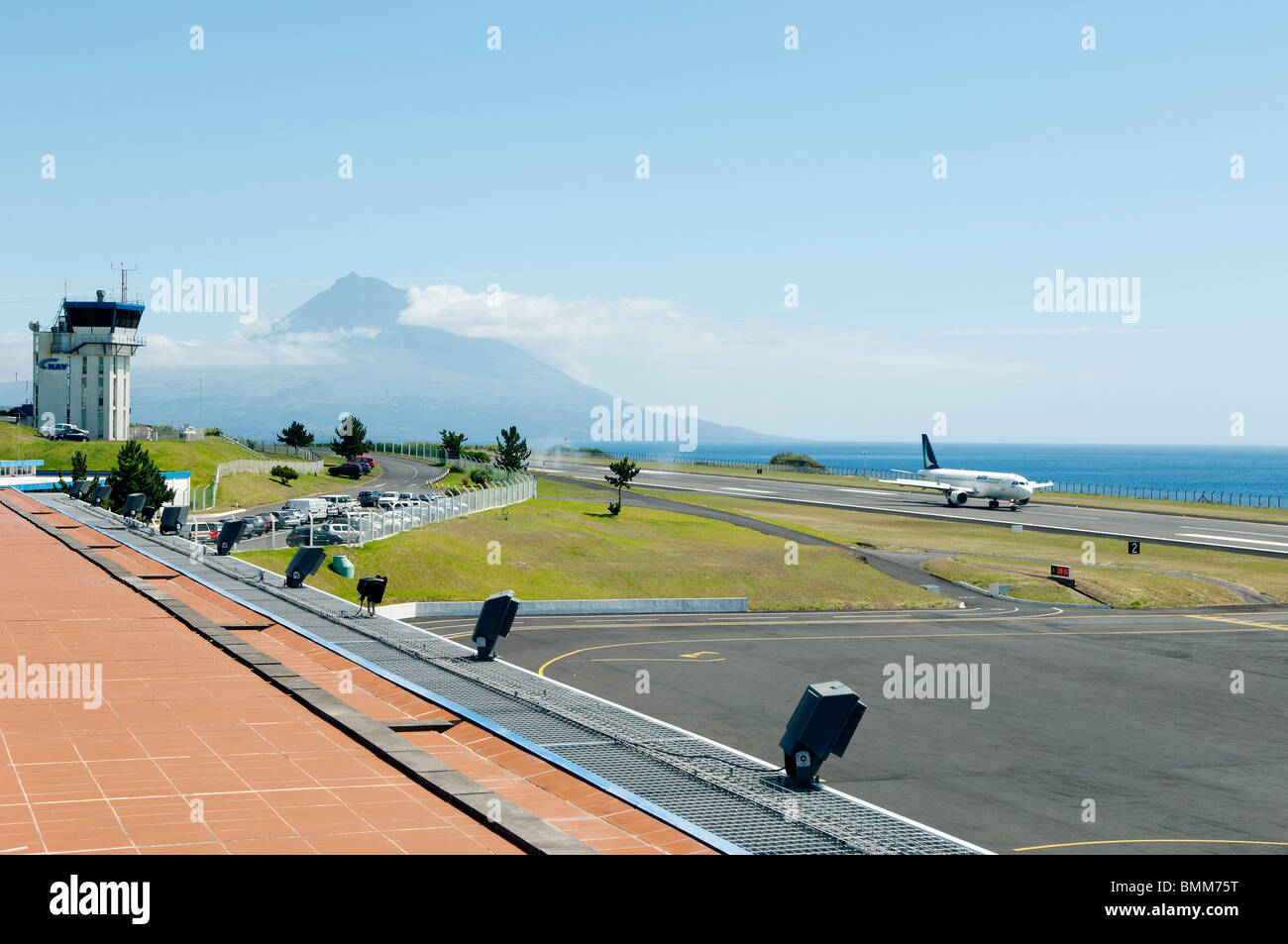 Jetliner Sata International Landung im Flughafen Faial, Azoren Stockfoto