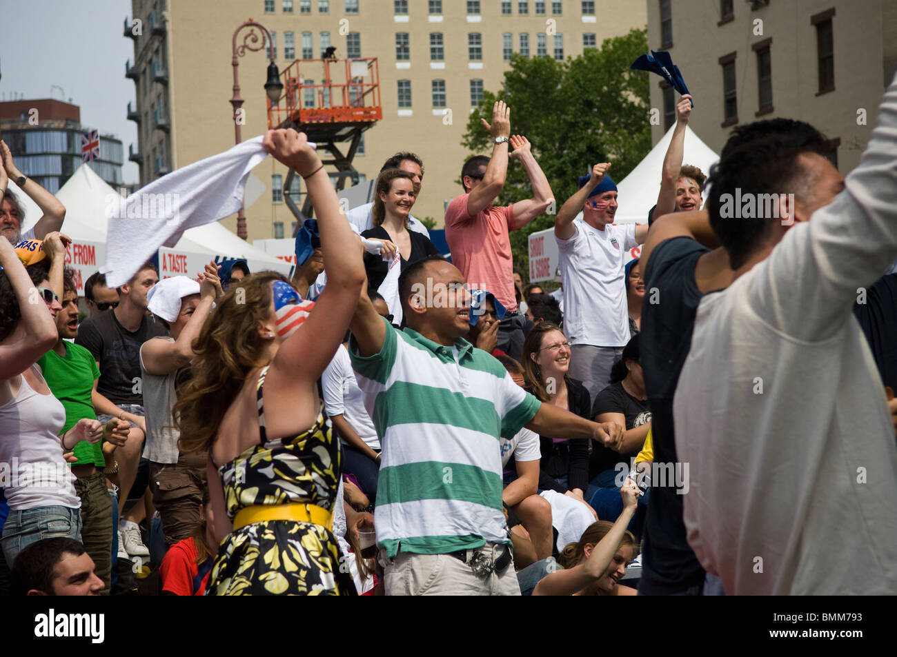 Hunderte von Fußball-Fans jubeln, da die USA ein Tor in der US-V UK Spiel in der FIFA World Cup Soccer Turnier erzielt Stockfoto