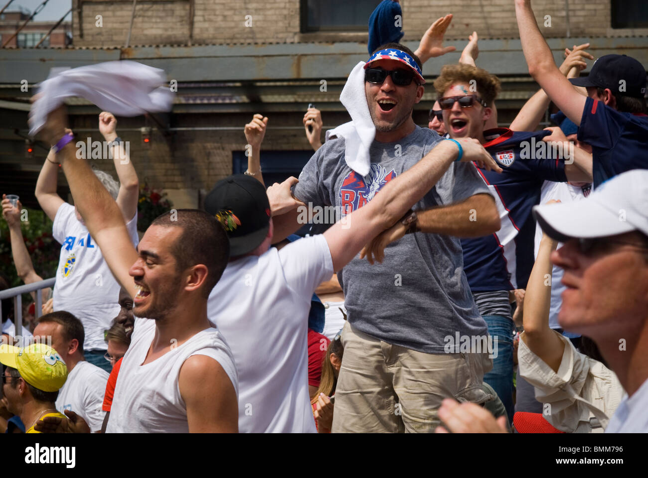 Hunderte von Fußball-Fans jubeln, da die USA ein Tor in der US-V UK Spiel in der FIFA World Cup Soccer Turnier erzielt Stockfoto