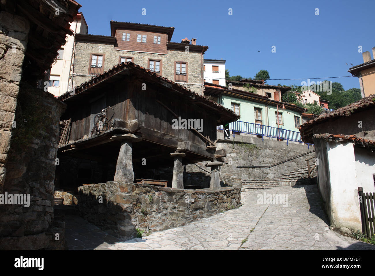 Hölzerne Getreidespeicher auf Stelzen und traditionelle Häuser im Dorf Barzana, Comarca de Quiros, Asturien Stockfoto