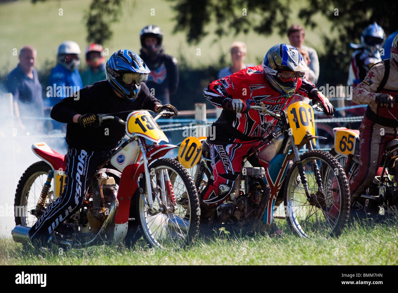 Ledbury MCC Grasstrack Rennen. Motorradrennen auf einer Strecke von Grass. Motorradfahrer am Start eines Rennens, UK. Stockfoto