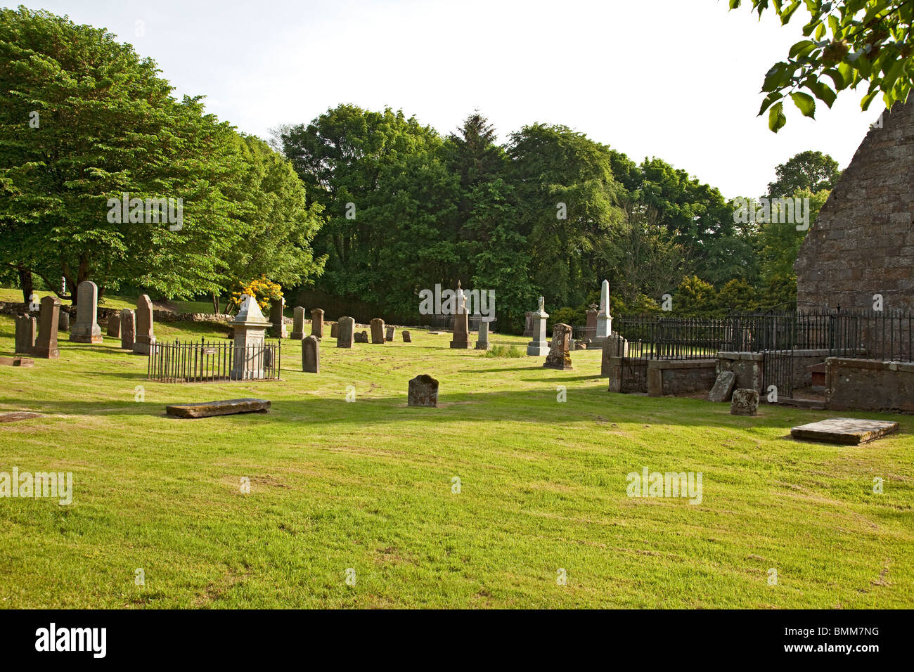 Der historische Friedhof der Kirche zerstörten 13. Jahrhundert an der alten Dailly, South Ayrshire, Schottland, Großbritannien. Stockfoto