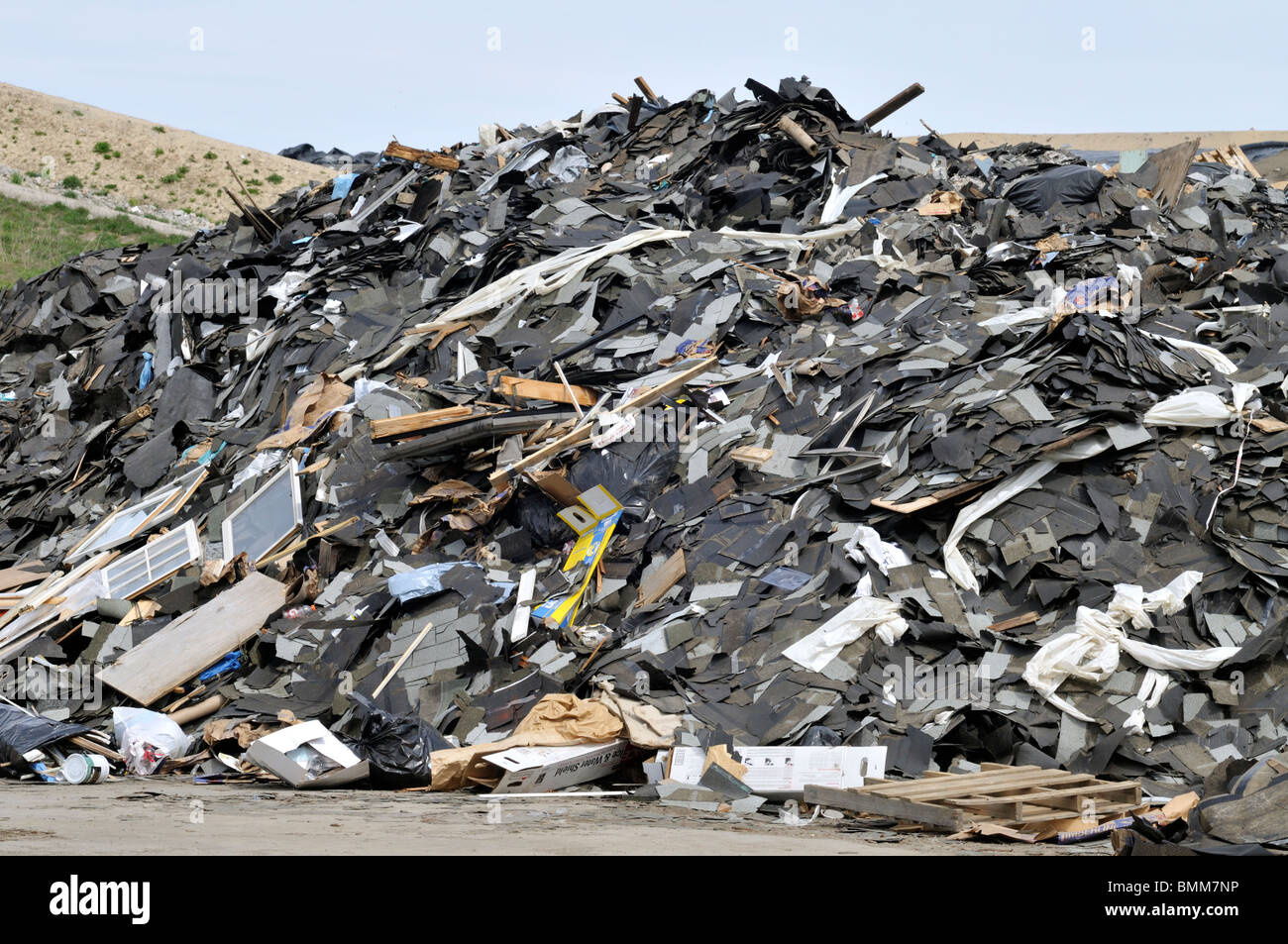 Hügel von Bauschutt auf Deponie in Bourne Massachusetts Stockfoto