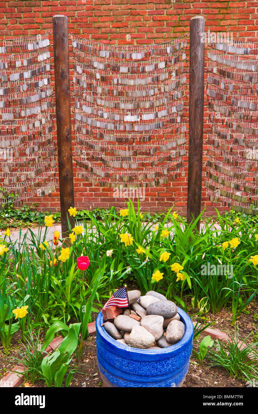 Erkennungsmarken im Denkmal-Garten an der Old North Church, Freedom Trail, Boston, Massachusetts Stockfoto