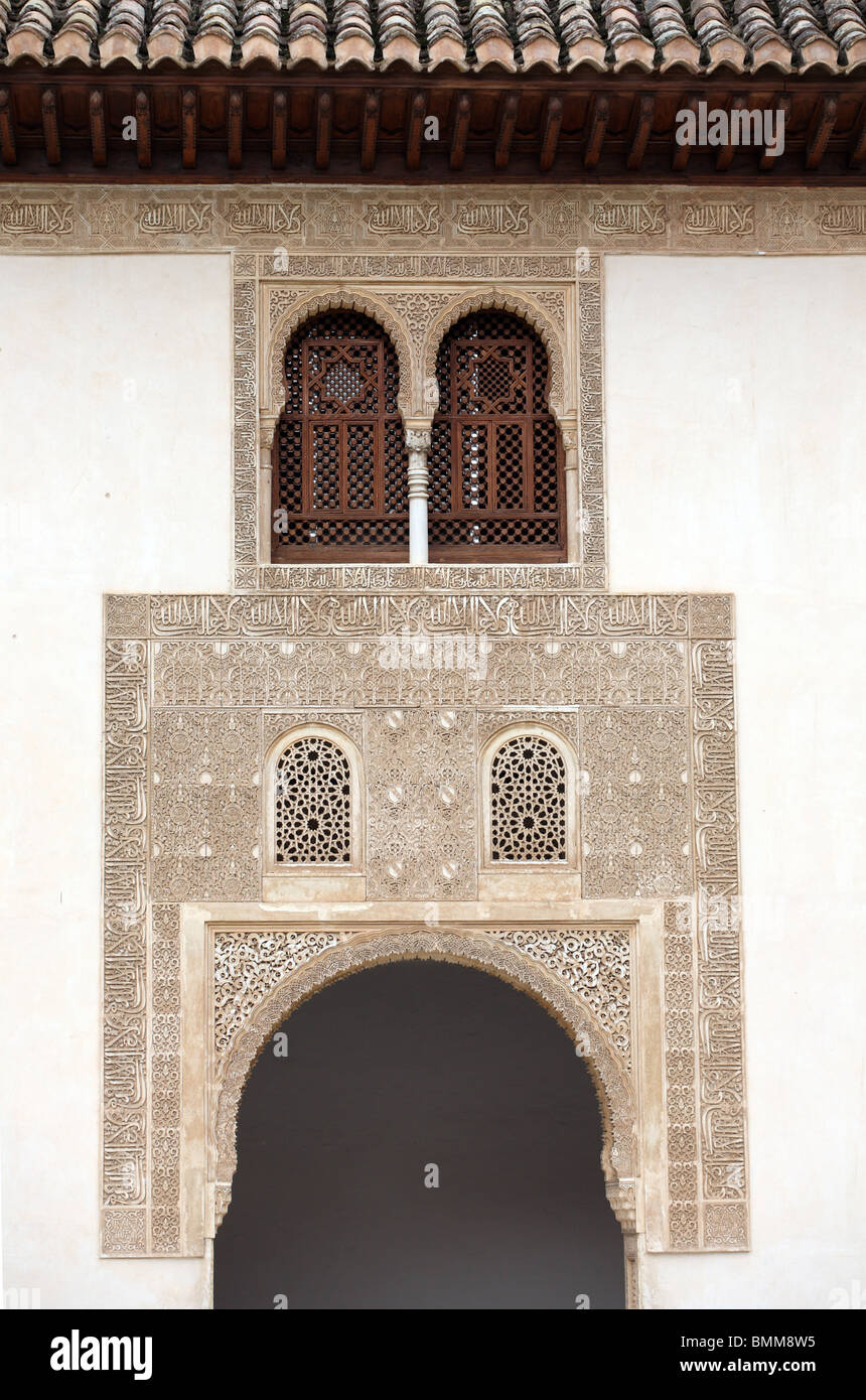 Aufwendigen maurischen verziert, Tür und Fenster in einem Gebäude in der Alhambra, Granada, Spanien Stockfoto