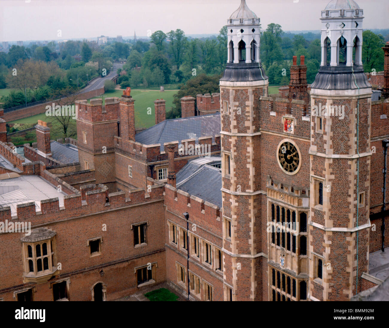 Eton College. Lupton Turm und College-Gebäuden aus der Kapelle Dach betrachtet. Stockfoto