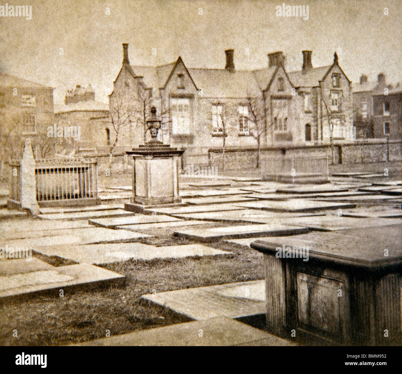 Großbritannien, England, Cheshire, Macclesfield, Great King Street Grammar School aus Christuskirche Friedhof Stockfoto