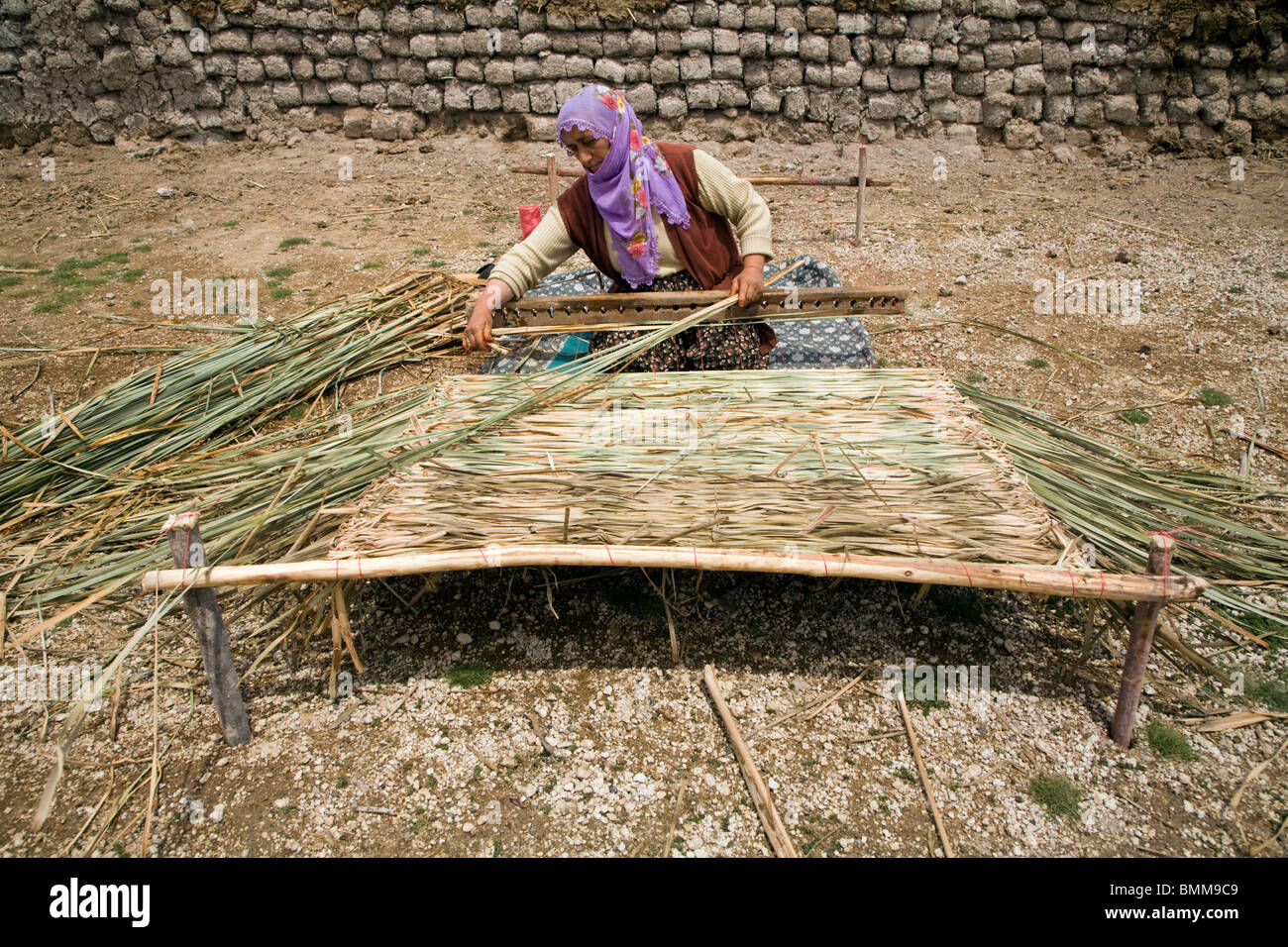 Frauen schlängelt Reed Matratze, Erciyes Türkei Stockfotografie - Alamy