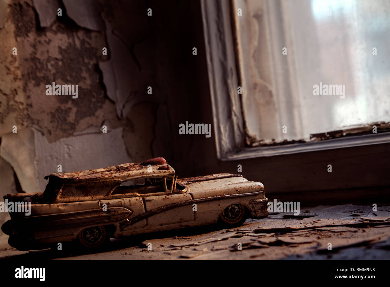 Rostige Spielzeugauto in einem verlassenen Haus Stockfoto