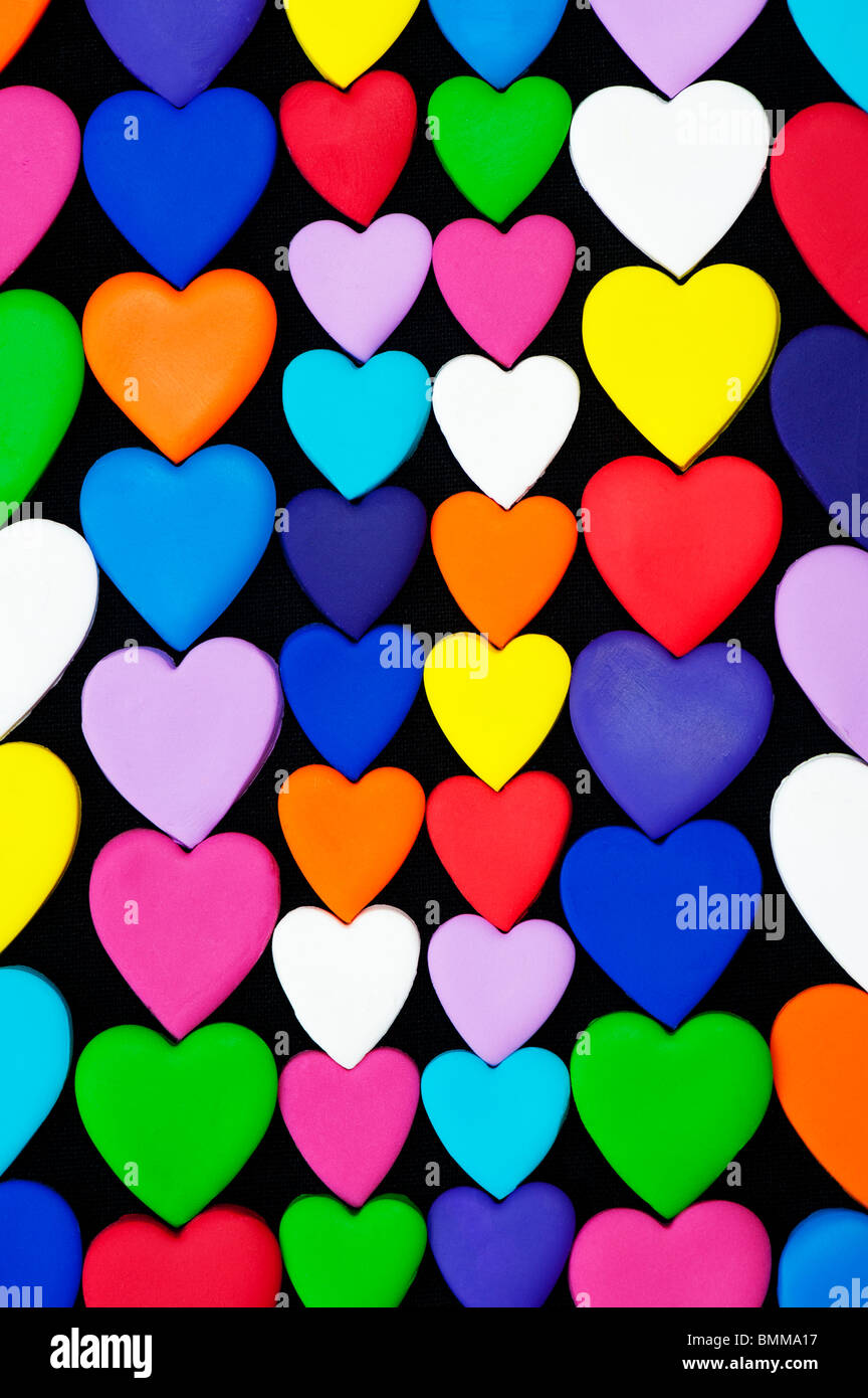 Bunte Herzen Form Muster auf schwarzem Hintergrund Stockfoto