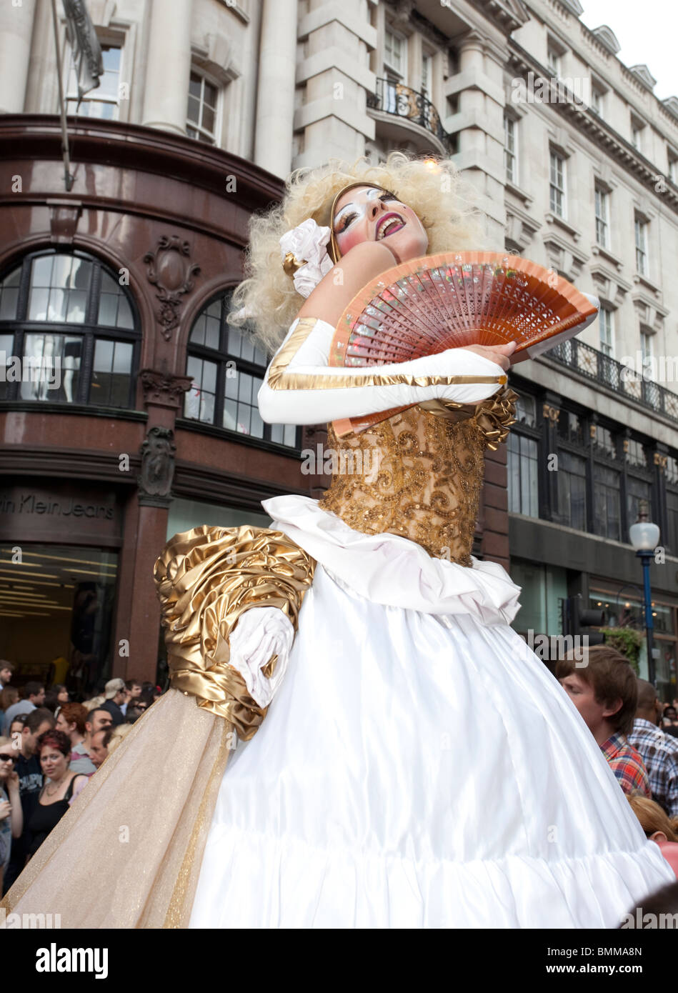 Porträt einer burlesque-Tänzerin auf Regent Street, London, England, UK Stockfoto