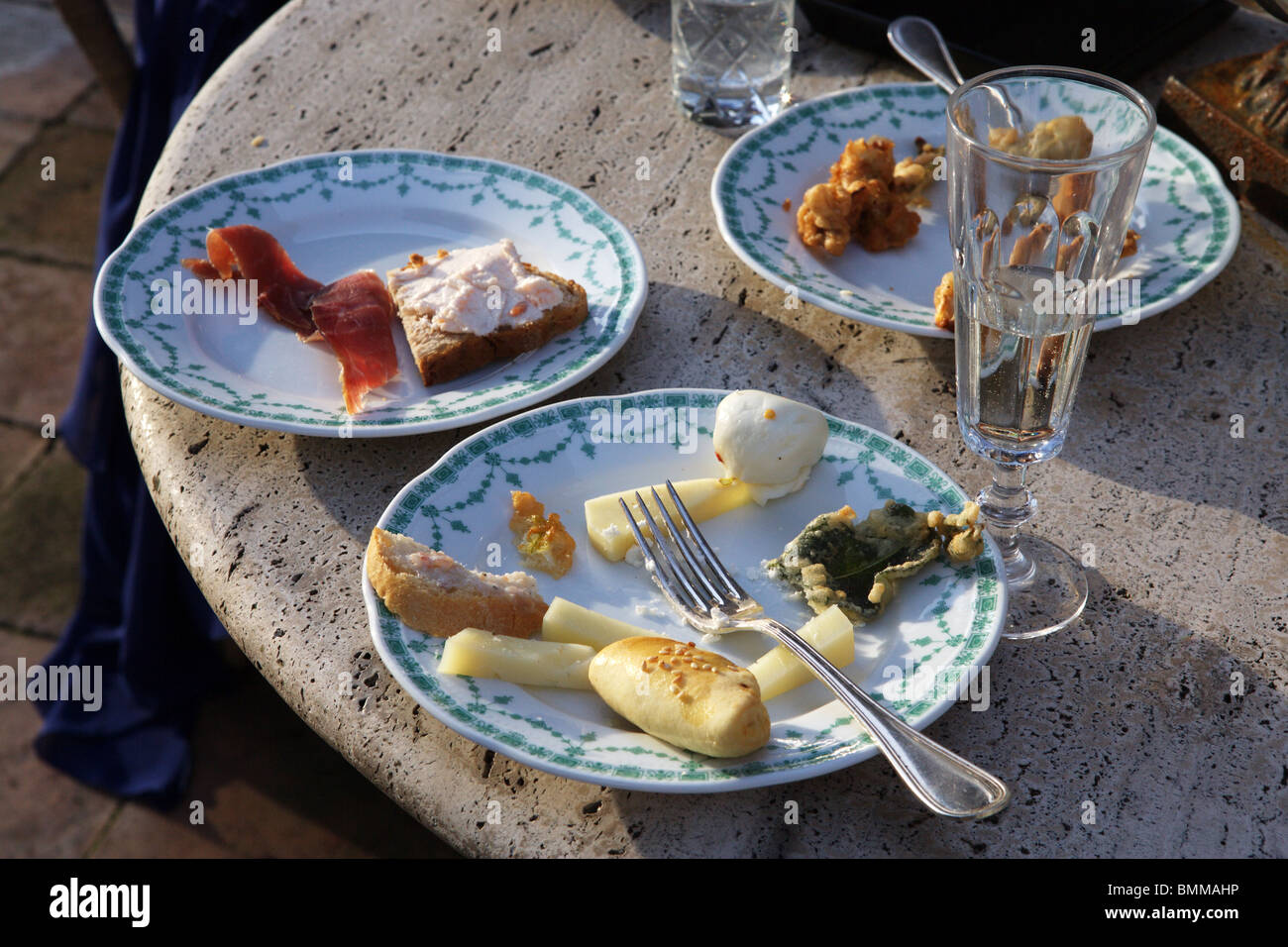 Gerichte mit Essen auf den Tisch in eine Party im freien Rom Italien Stockfoto