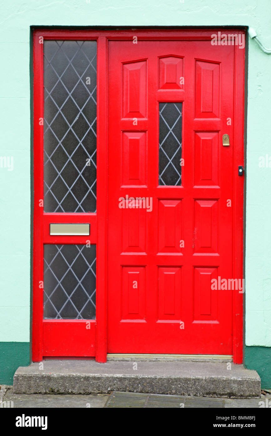 rote Tür Kilfenora, Burren, Co. Clare, Irland Stockfoto