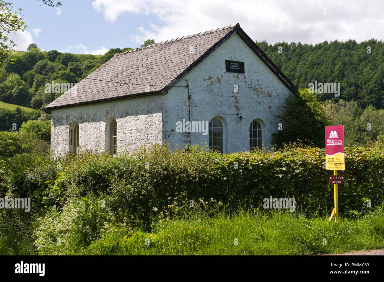 Bethania Kapelle mit verwilderten Friedhof für Versteigerung zwischen oberen und Unterkapelle nördlich von Brecon Powys Wales UK Stockfoto