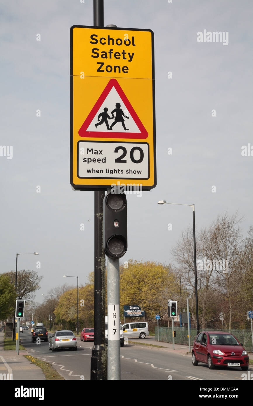 Straßenschild "Schule Sicherheit Zone Höchstgeschwindigkeit 20 km/h" Stockfoto
