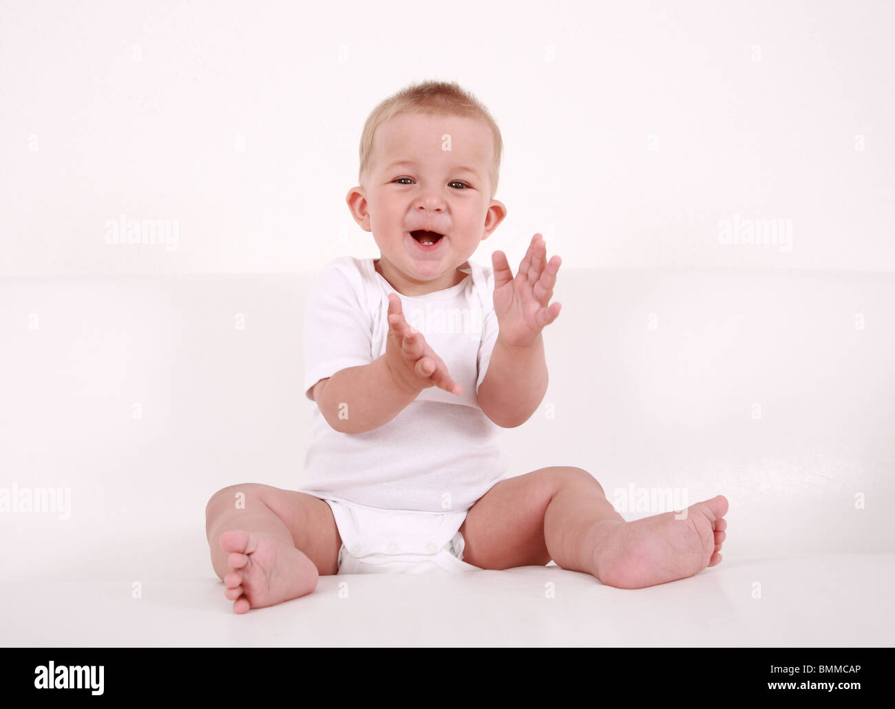 Porträt von niedlichen Baby Lachen und applaudieren Stockfoto