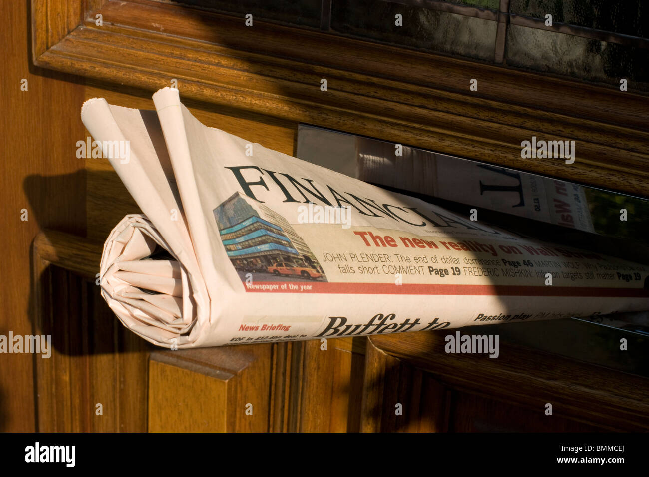 Die Financial Times Zeitung, Briefkasten-Briefkasten mit Qualität Tageszeitung nach der Buchung Stockfoto