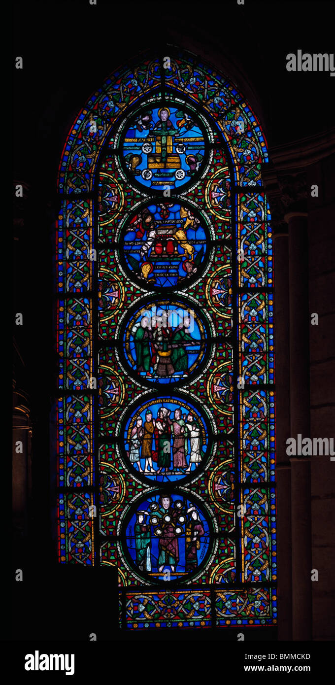 St Denis, Paris, Frankreich. Das Anagogical Fenster auf die Allegorien von Saint Paul Stockfoto