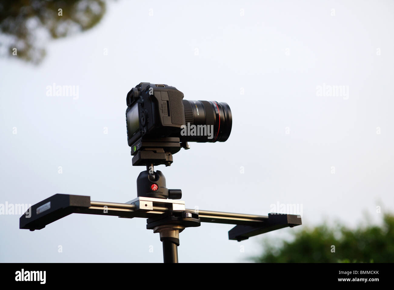 Eine Dslr Canon Eos 5D Mark 2 auf Stativ in den Himmel. Stockfoto
