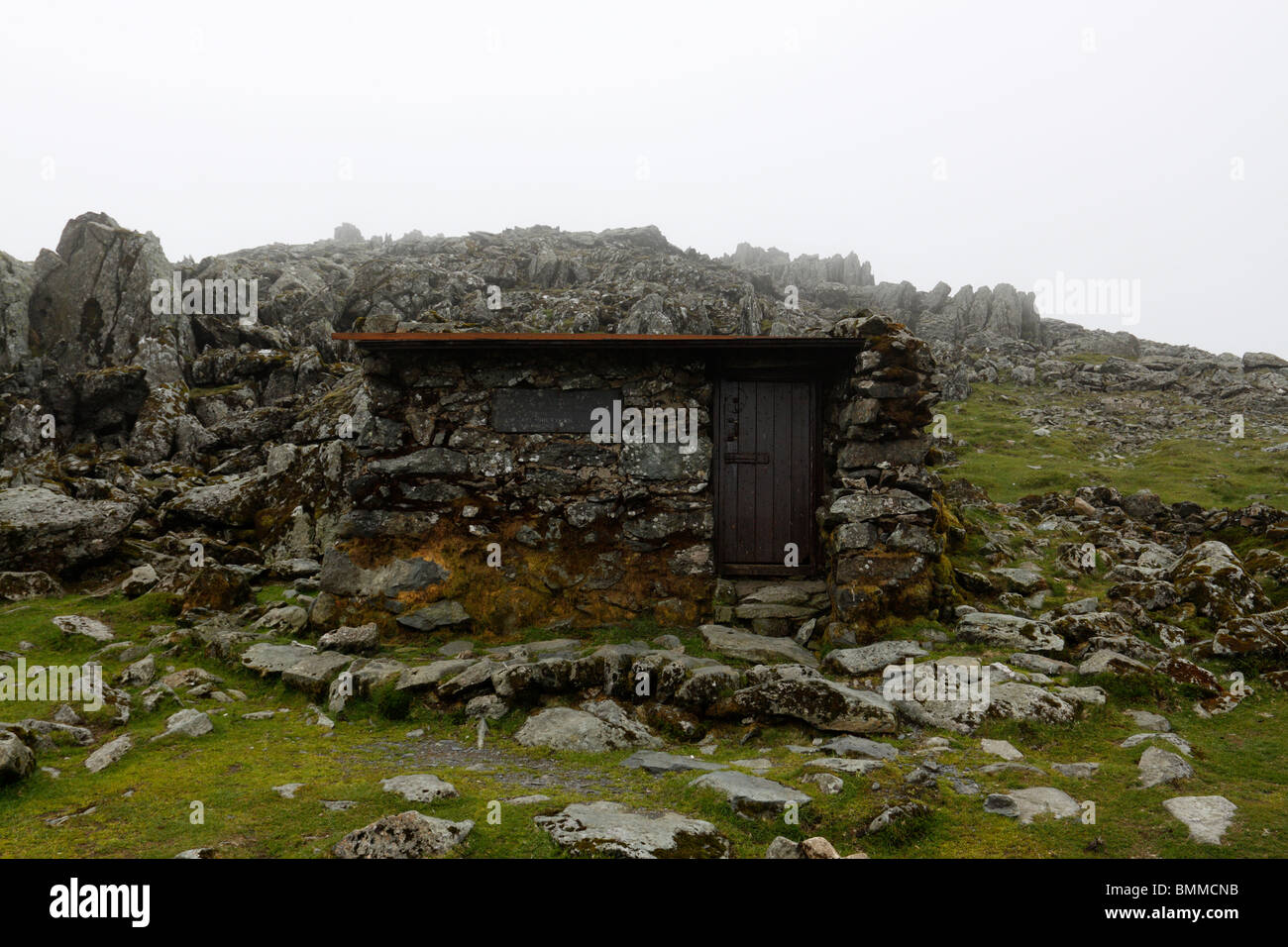 Schutzhütte Unterschlupf auf dem Gipfel des Foel Grach, in die Carneddau Berge von Snowdonia Stockfoto