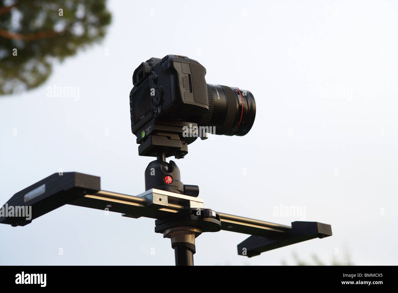 Eine Dslr Canon Eos 5D Mark 2 auf Stativ in den Himmel. Stockfoto
