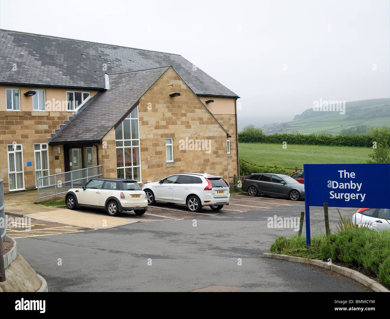 Eine neu gebaute NHS Operation oder medizinisches Zentrum in ländlicher Umgebung in der North Yorkshire Moors Stockfoto