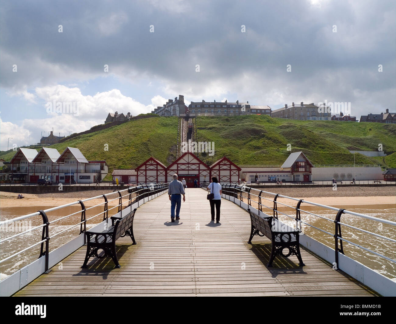 Auf der Suche einer, ein paar Spaziergang in der Sonne auf dem alten Pier am Saltburn durch die Meer-Cleveland Nord-Yorkshire UK Stockfoto