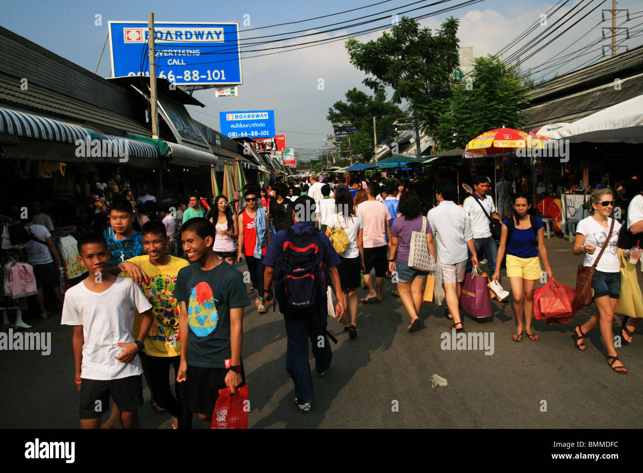 Shopper im Wochenendmarkt Chatuchak, Bangkok, Thailand Stockfoto