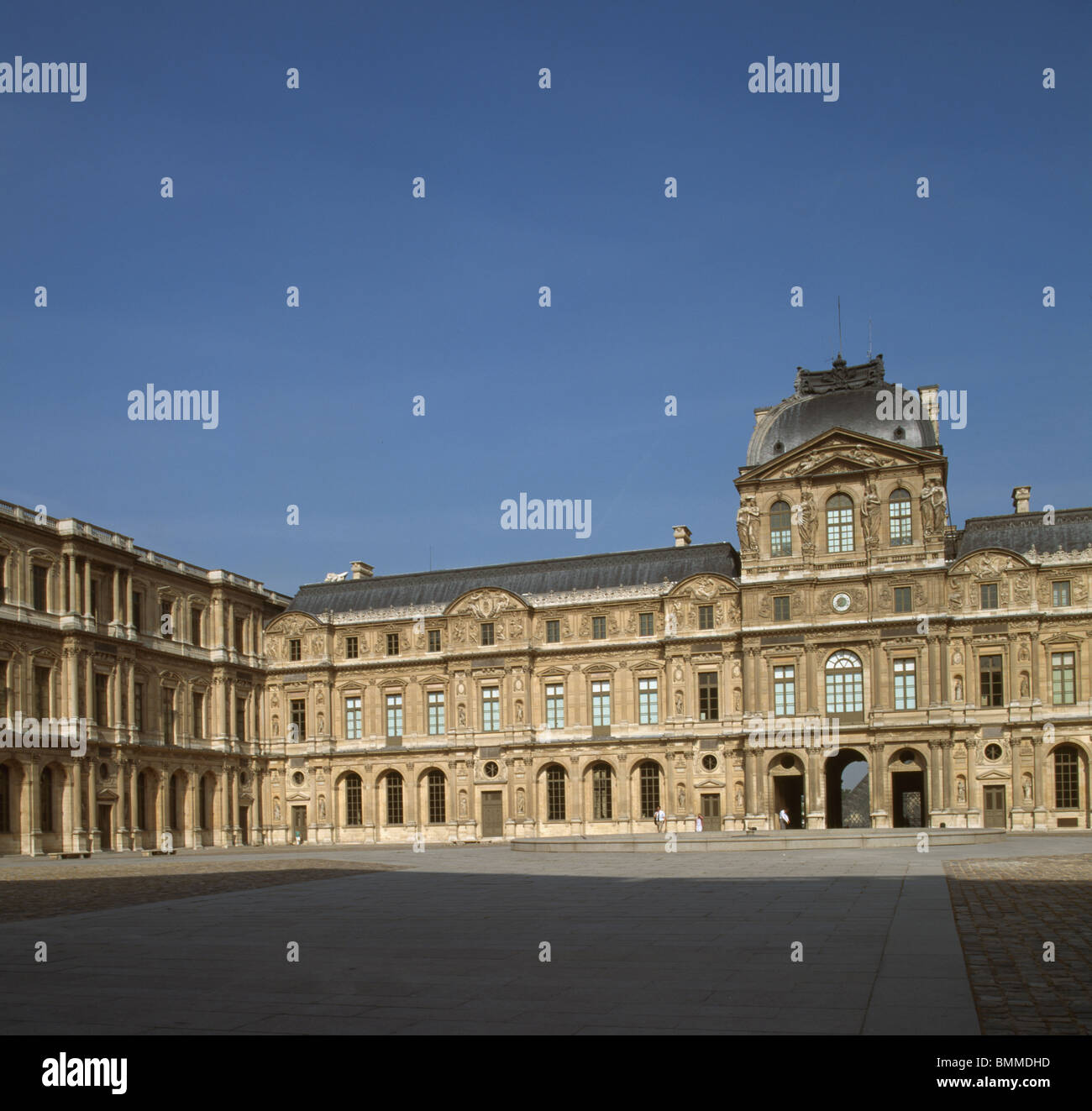 Louvre-Museum, Paris. Pavillon-Denon auf der Südseite des Cour Napoleon Stockfoto