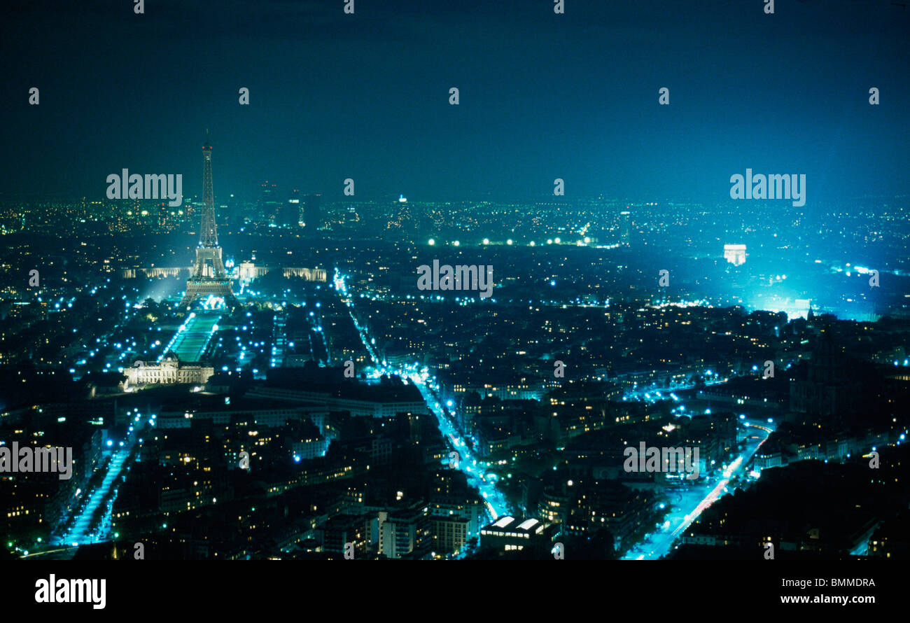 Paris bei Nacht im Jahr 1980 vom Dach der Tour (Turm) Montparnasse Stockfoto