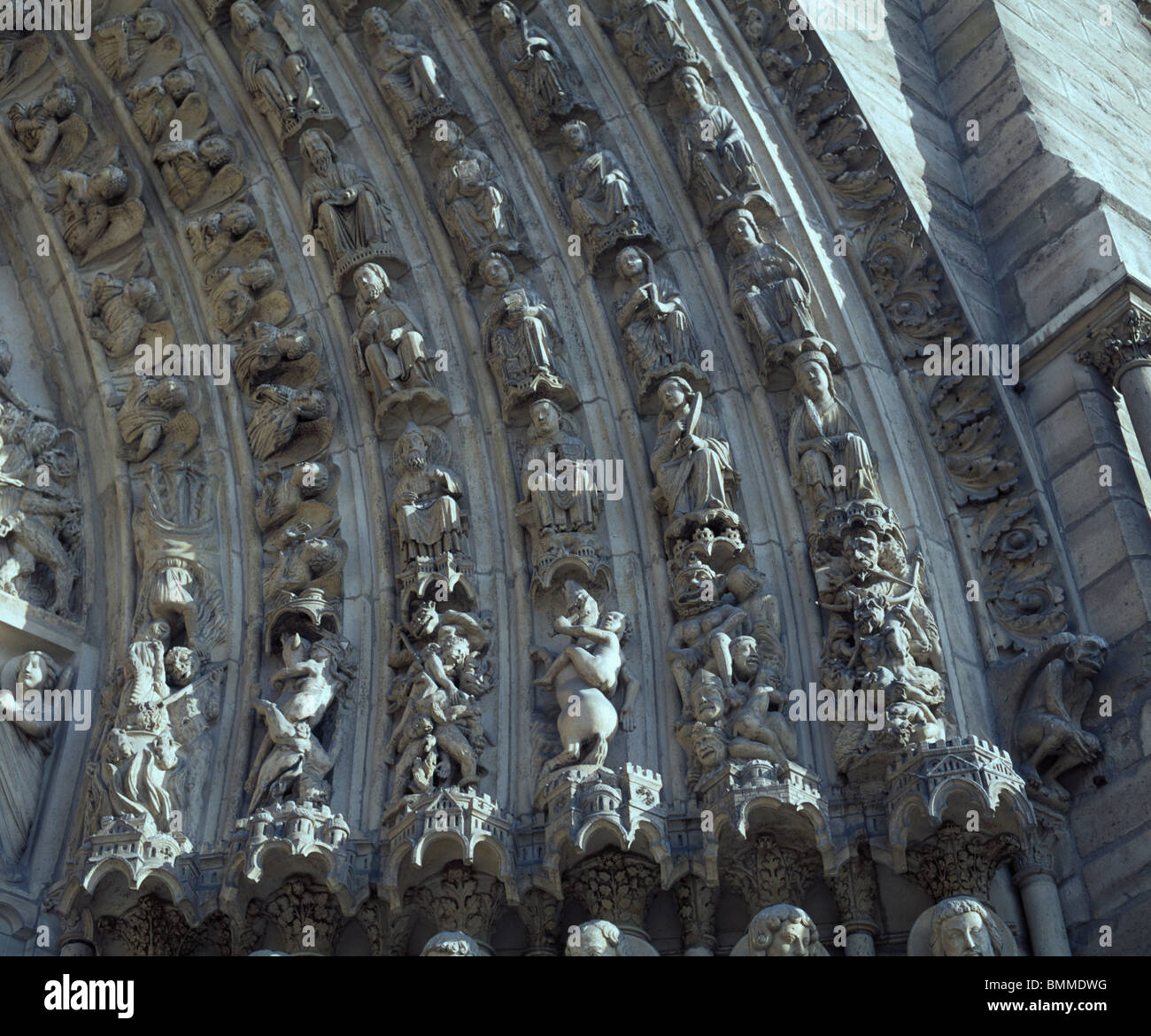 Notre-Dame, Paris, Frankreich. Skulptur der Heiligen Engel und Bestien auf zentrale Portal Westfassade der französischen gotischen Kathedrale. Stockfoto