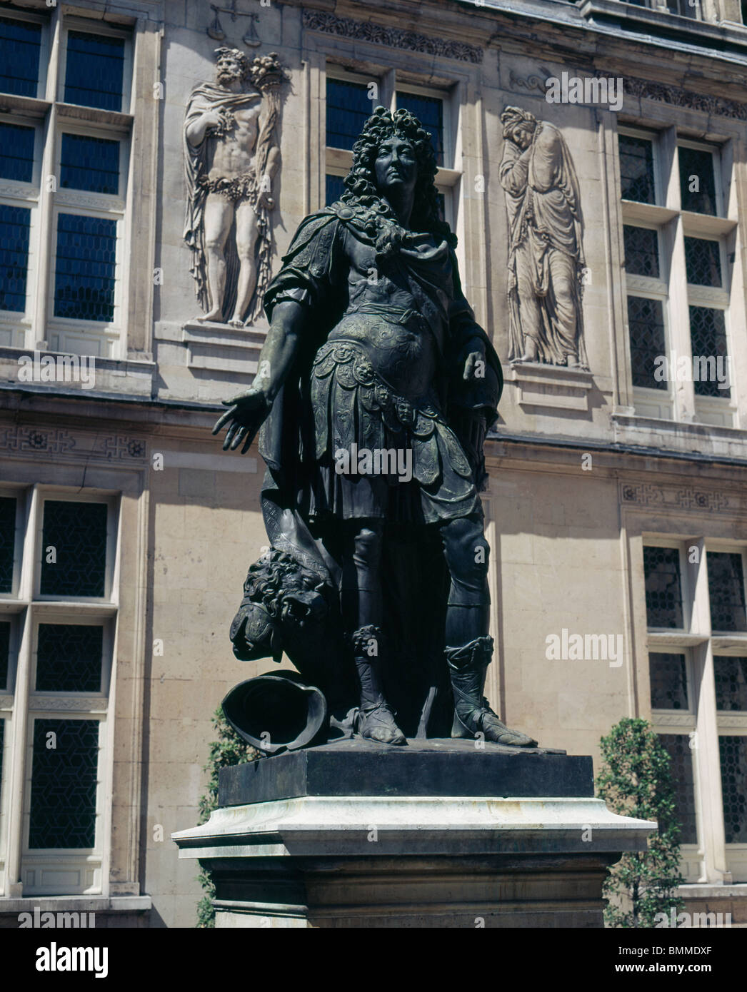 Statue von Louis XIV durch Antoine Coysevox 1640-1720, an das Hotel Carnavalet, von Francois Mansart im Jahre 1655 wieder aufgebaut. Paris, Frankreich Stockfoto