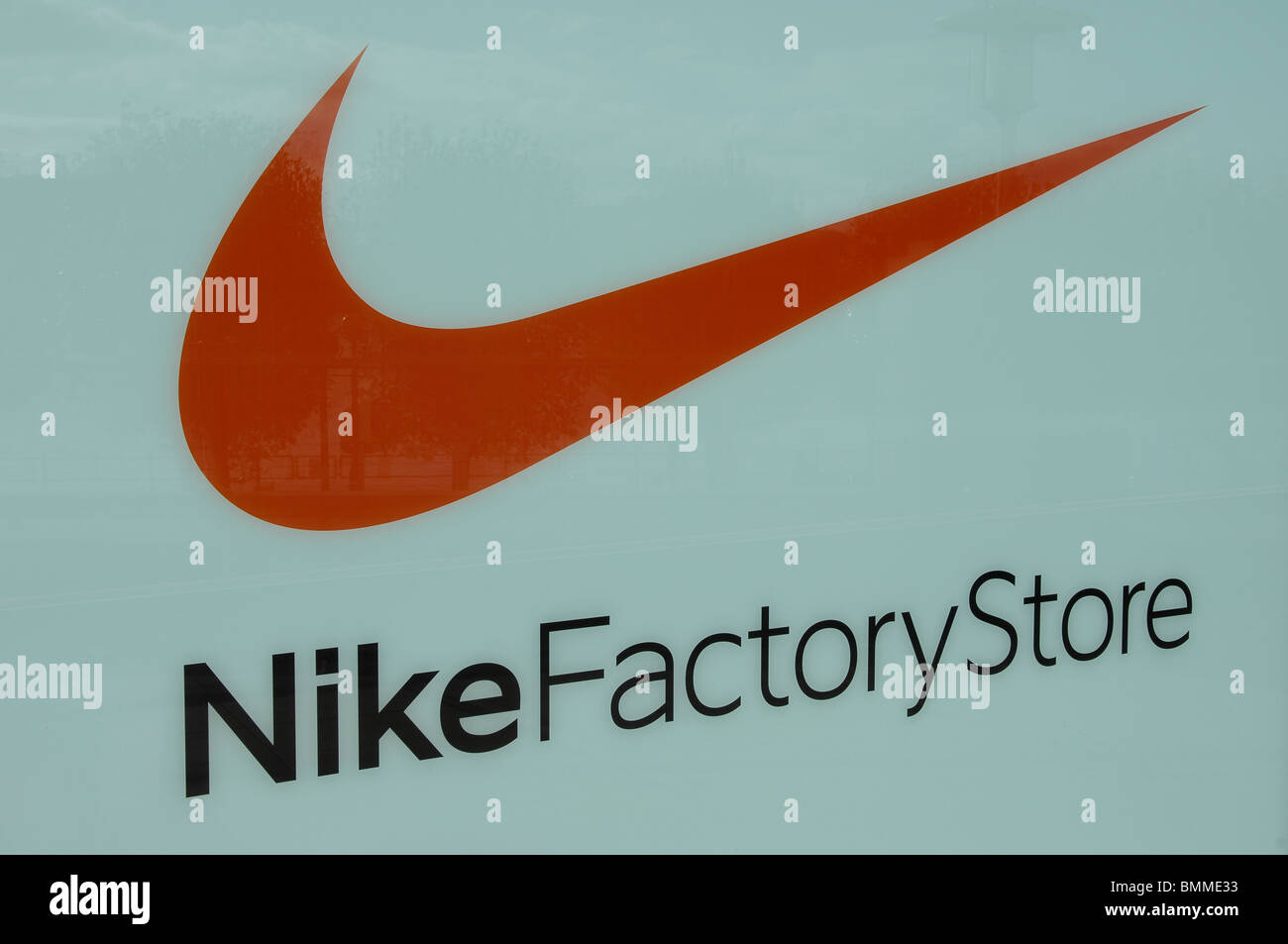 Nike Factory Store logo Stockfotografie Alamy