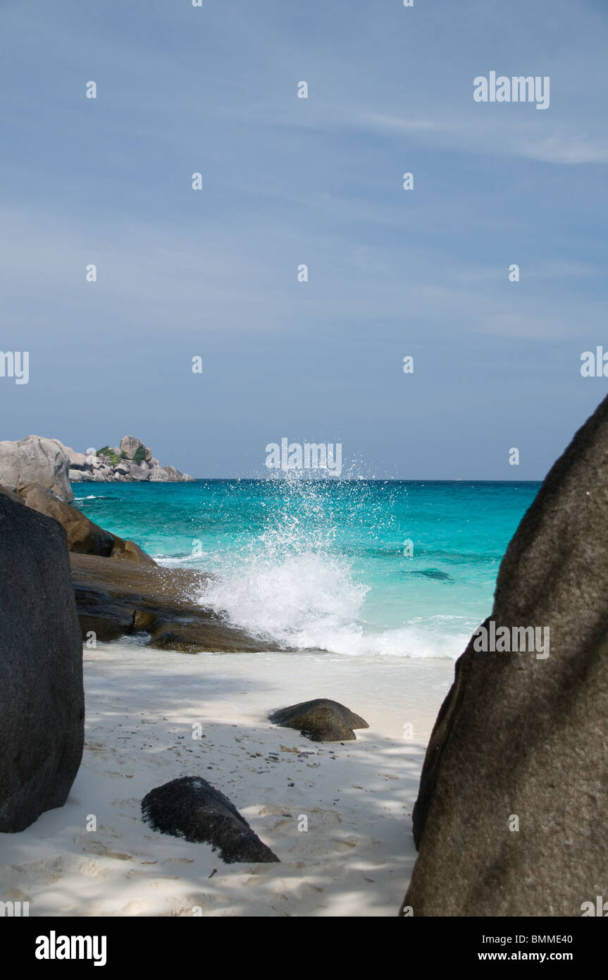 Wellen, die auf Felsen in den Similan Inseln, Andamanensee, Thailand Stockfoto