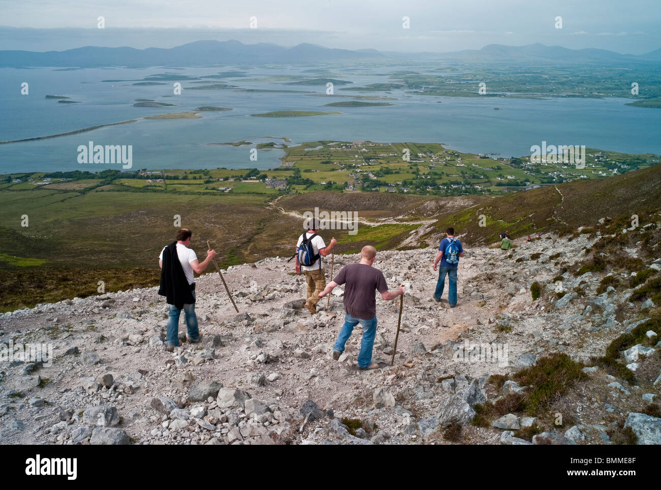 Pilger und Touristen an der Steigung auf Croagh Patrick, Blick auf das Clew Bay County Mayo, Irland. Stockfoto