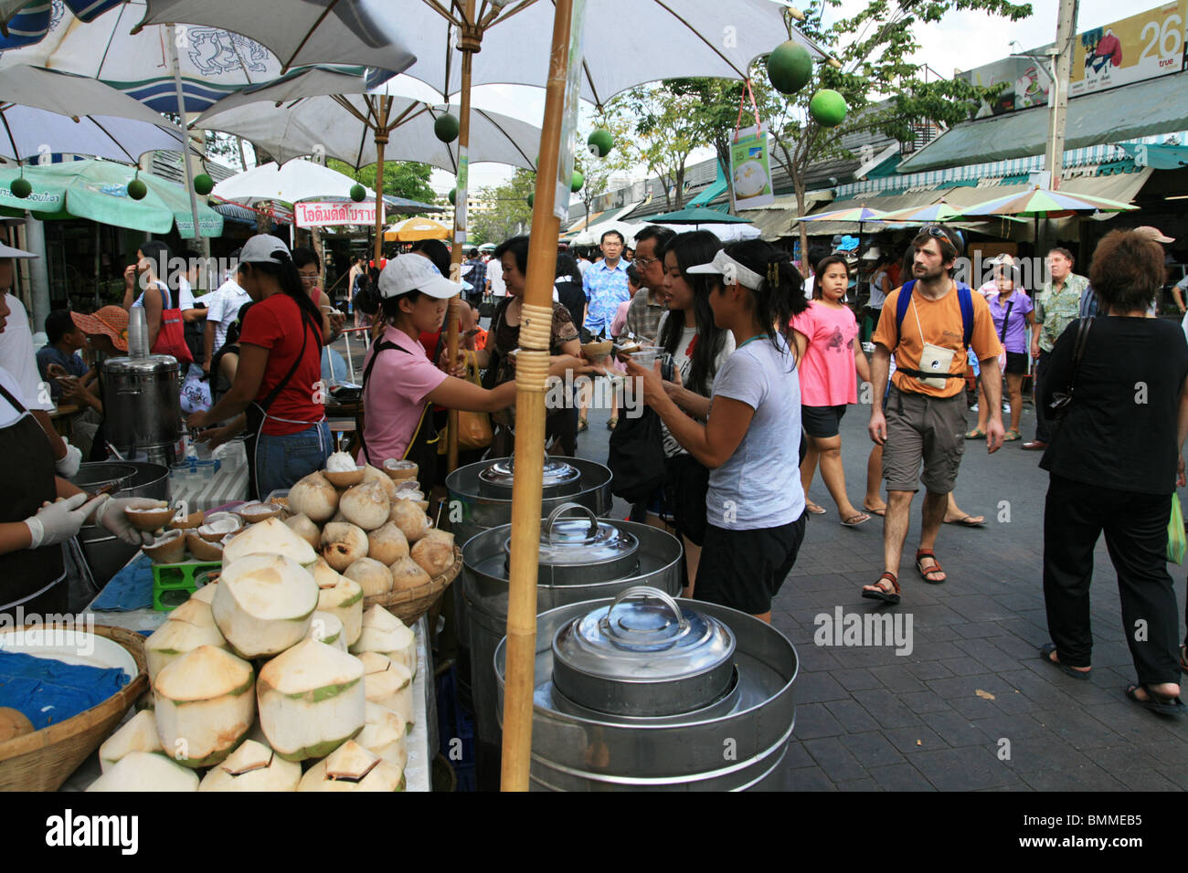 Kokosnuss-Eis-stand auf Wochenendmarkt Chatuchak, Bangkok Stockfoto