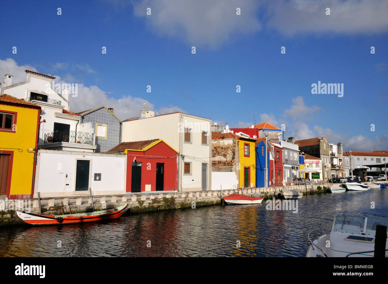 Bunte Häuser durch den Kanal, Aveiro, Portugal Stockfoto