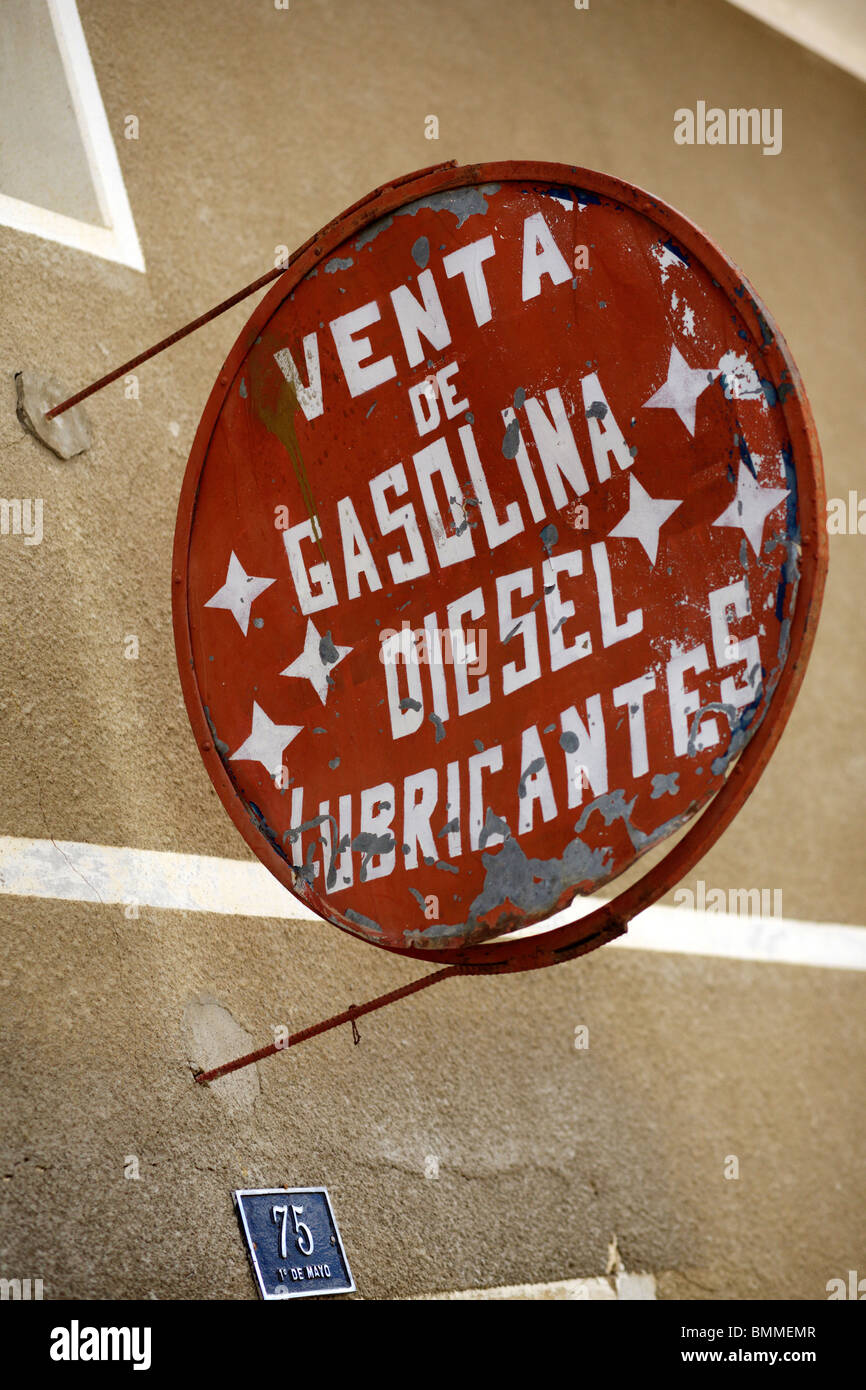 Alte Schilder Werbung den Verkauf von Benzin oder Benzin und Diesel und Schmierstoffe in Boliviasign, Werbung, Stockfoto