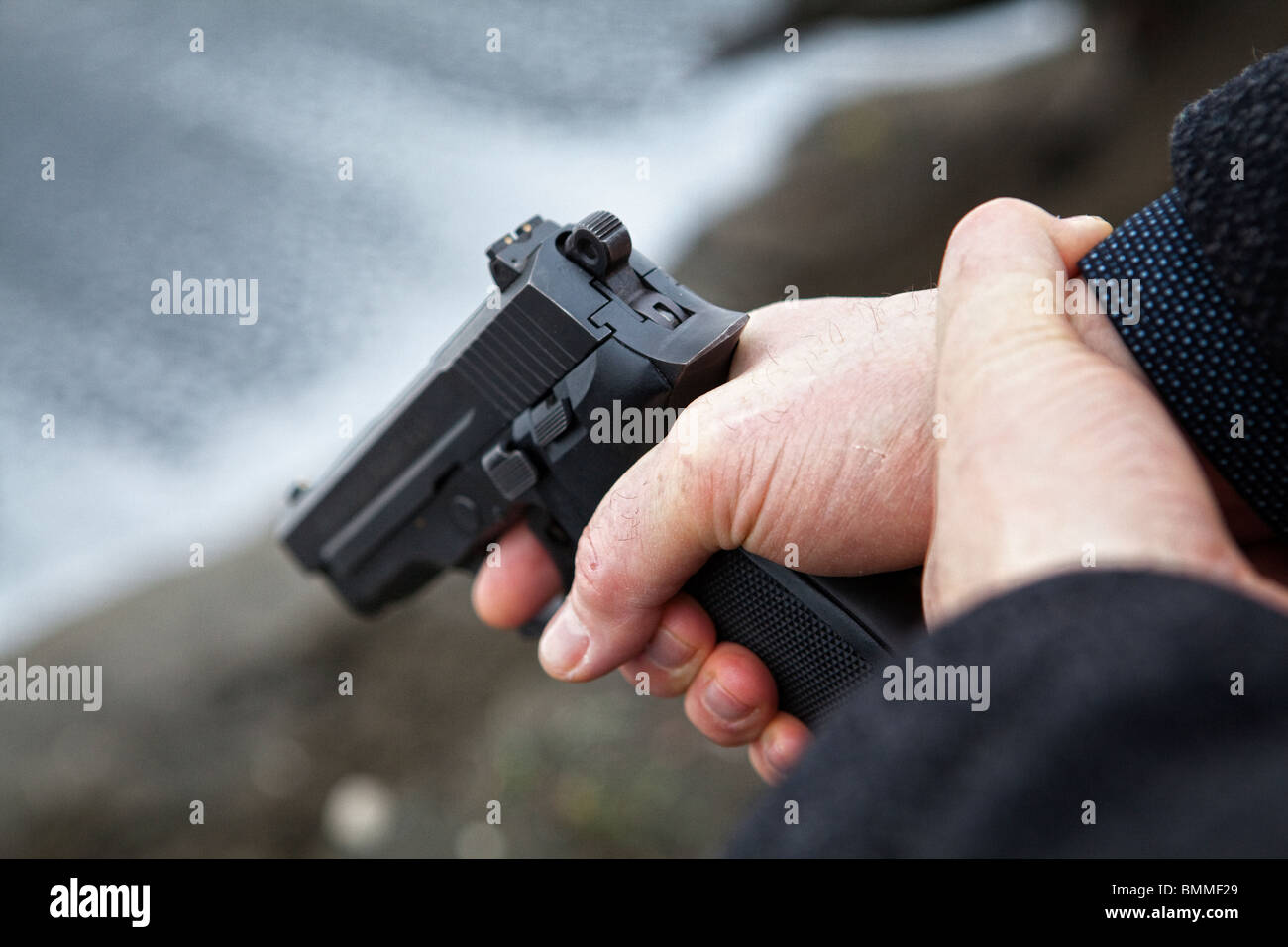 Mann hält eine Feuerwaffe-Close-up Stockfoto