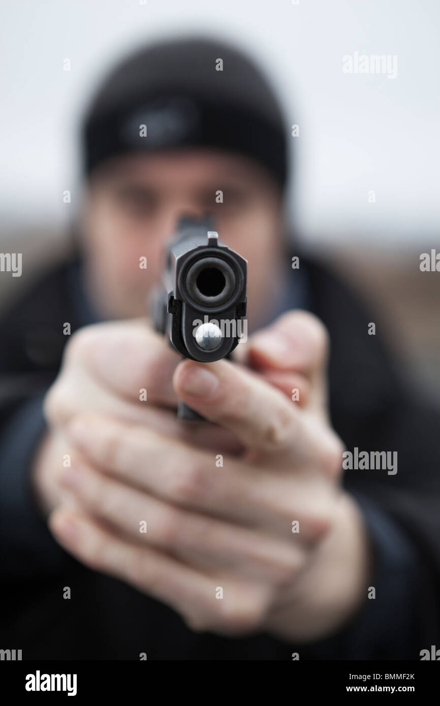 Mann zeigte einen Pistole-selektiven Fokus Stockfoto
