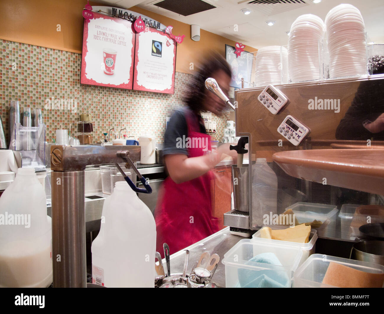Starbucks Coffee-Shop-Barista bei der Arbeit, London, UK Stockfoto