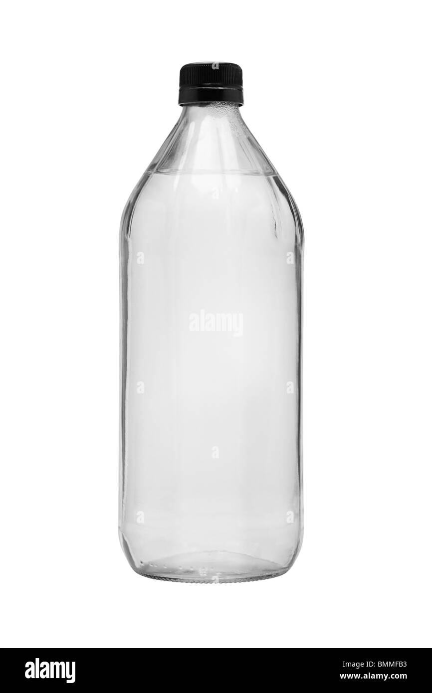 Trinkwasser in Glasflasche auf weißem Hintergrund Stockfoto