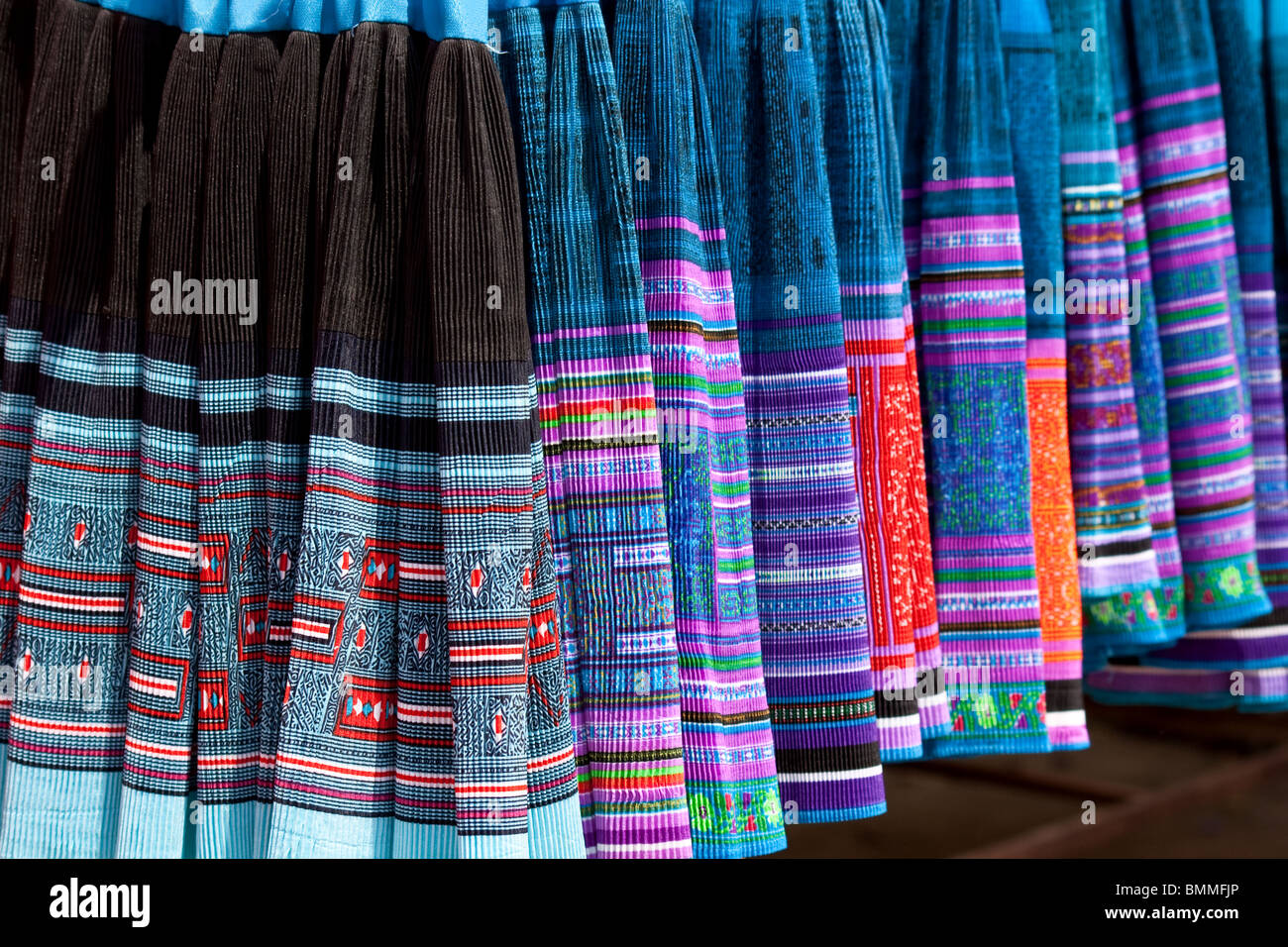 Tribal Miao tragen am Laomeng Markt in der Provinz Yunnan, China Stockfoto