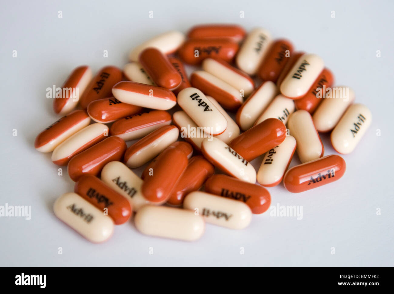 Ibuprofen-Verpackung und Pillen. Stockfoto