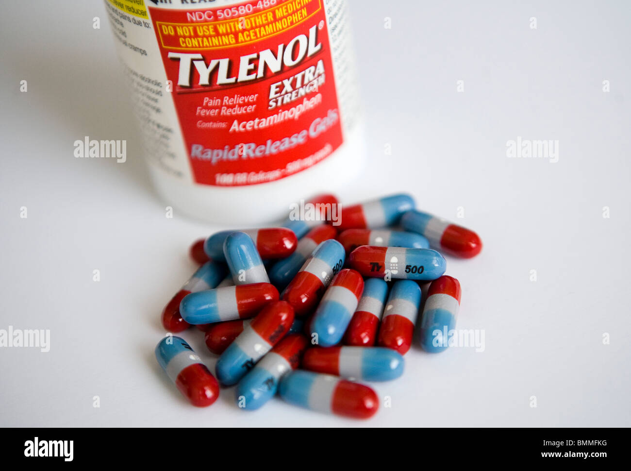 Tylenol (Paracetamol) Verpackung und Pillen. Stockfoto