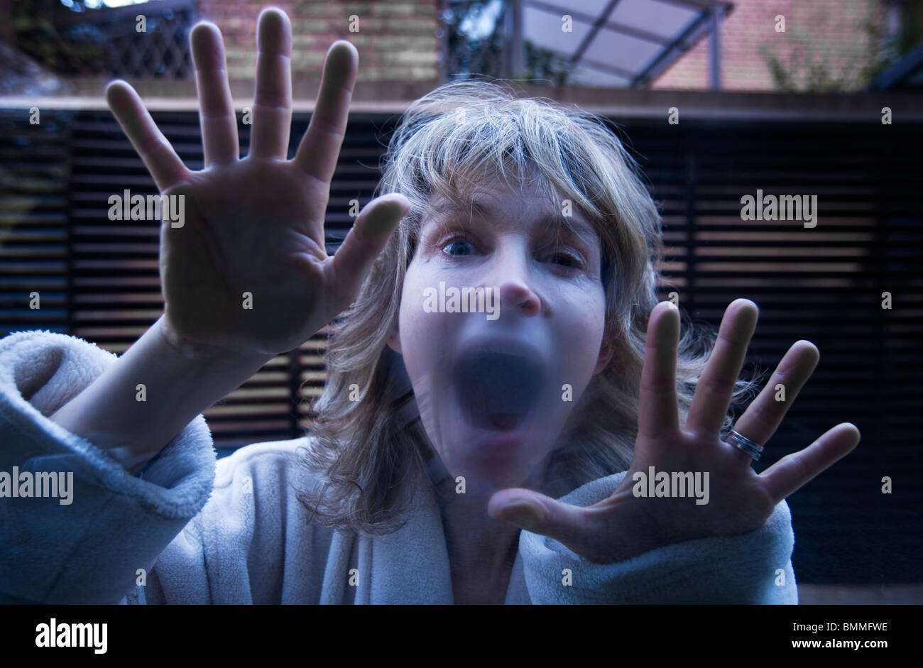 Beschreibung Frau schreien gegen ein gefrorenes Glas, Buenos Aires, Argentinien Stockfoto